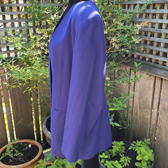 Size 14, Shorts and Matching Blazer, Suit. Gorgeous Royal Saphire Blue. - Picture 3 of 15